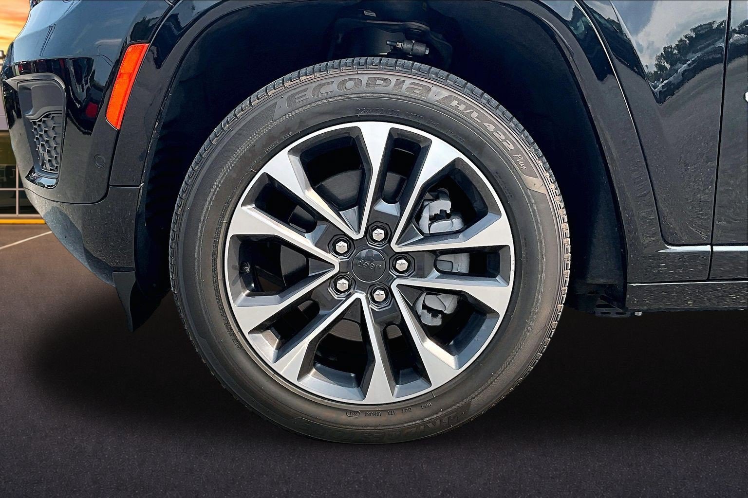 Used 2025 Jeep Grand Cherokee Overland w/ Advanced Protech Group III AWD/4WD image 9