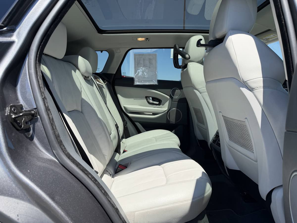 Used 2019 Land Rover Range Rover Evoque SE AWD/4WD image 16