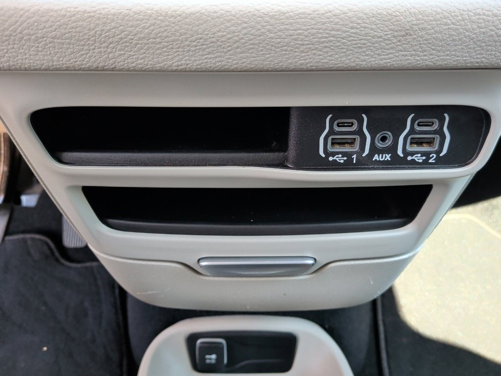 Used 2023 Chrysler Pacifica Touring-L FWD image 28