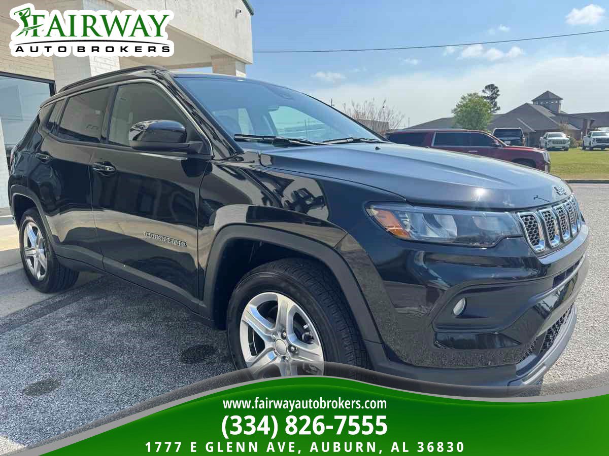 Used 2023 Jeep Compass Latitude w/ Sun and Sound Group AWD/4WD image 4