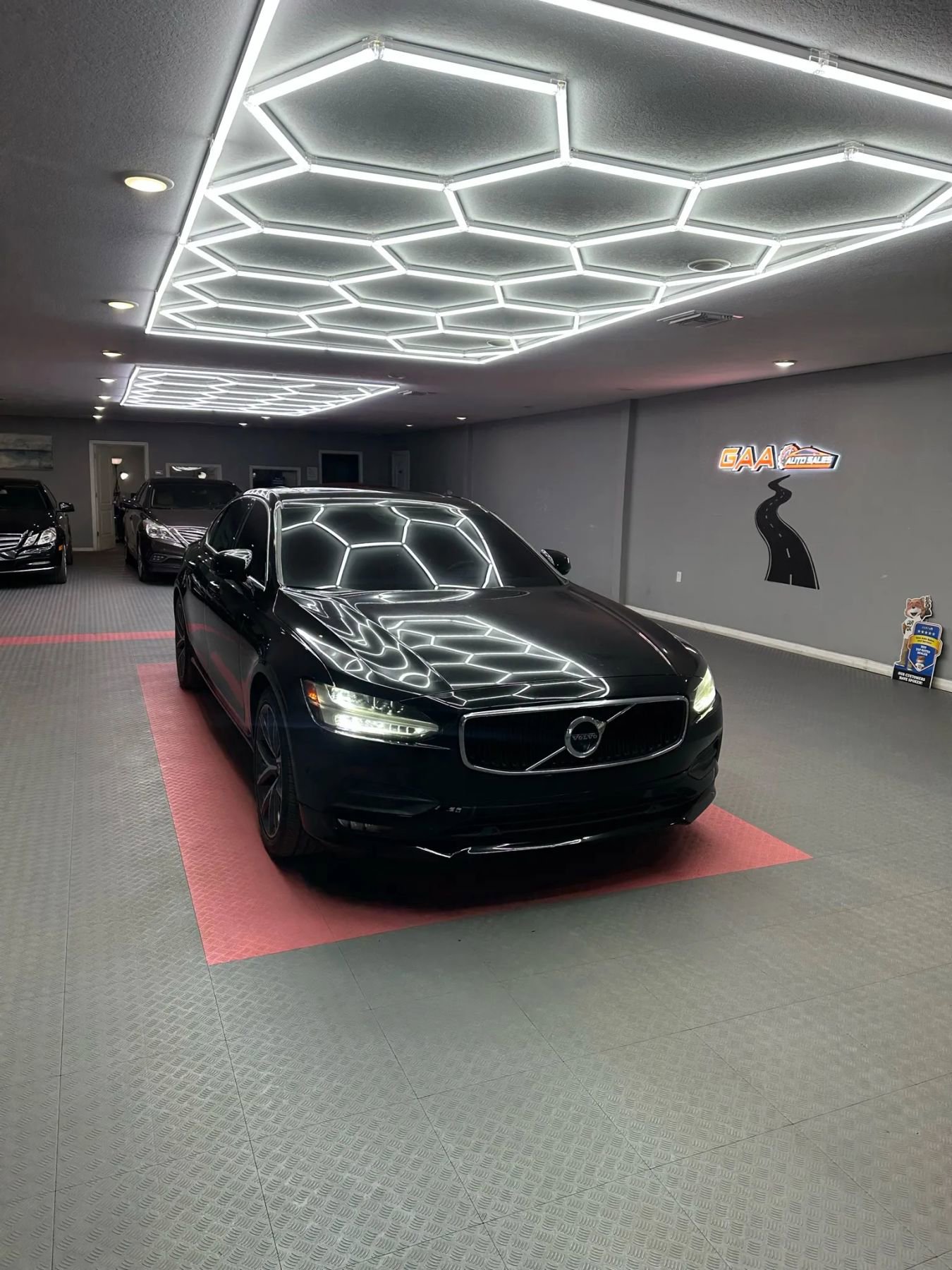 Used 2018 Volvo S90 T5 Momentum w/ Convenience Package image 1