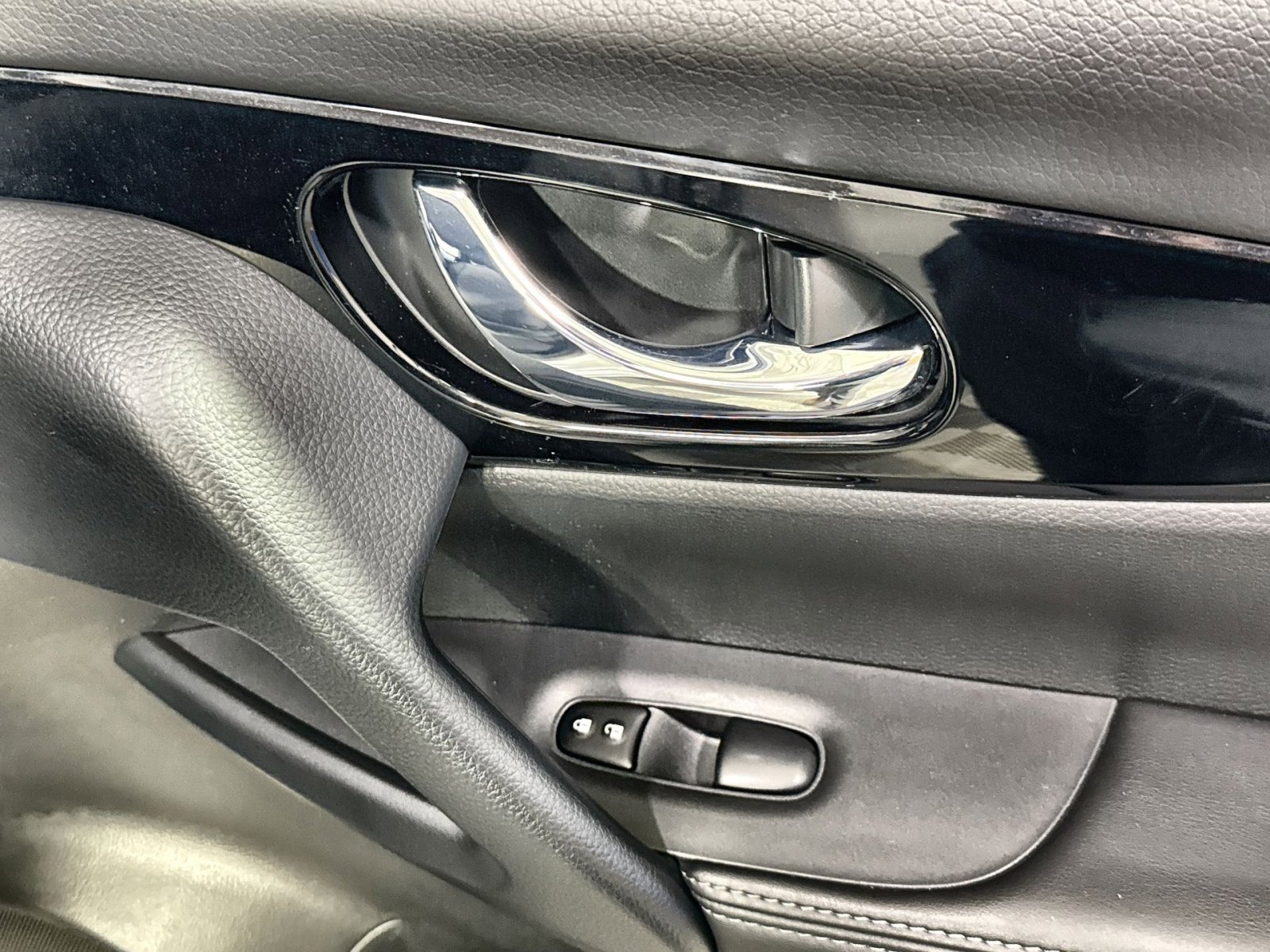 Used 2022 Nissan Rogue Sport SV image 38