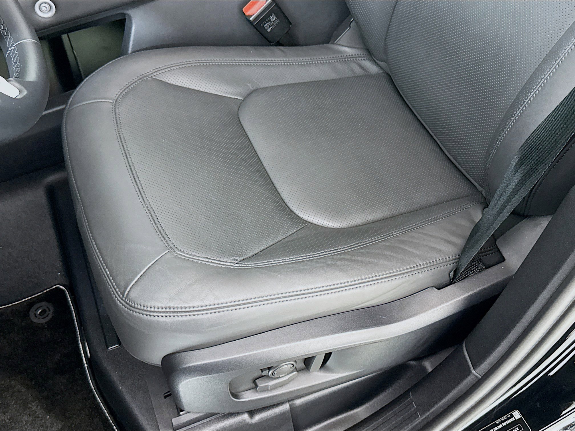 Used 2025 Land Rover Defender 110 X-Dynamic SE image 20