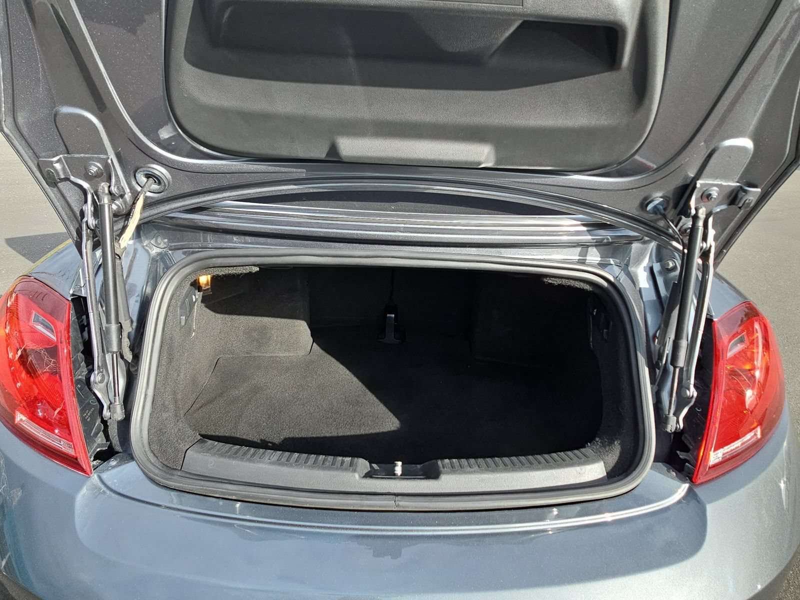 Used 2018 Volkswagen Beetle 2.0T S FWD image 12