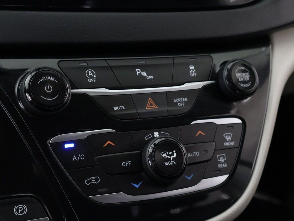 Used 2018 Chrysler Pacifica Touring-L FWD image 51