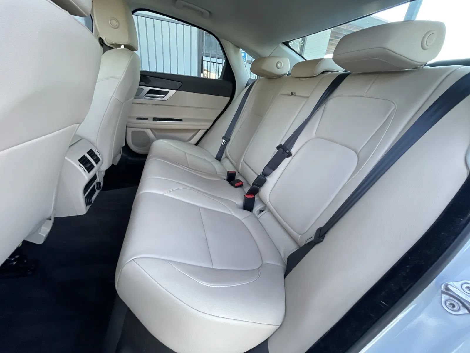 Used 2016 Jaguar XF Premium RWD image 15