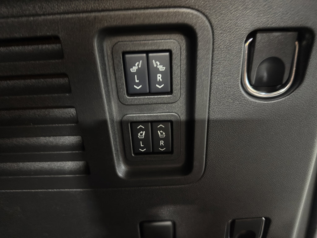 Used 2025 Chevrolet Traverse RS image 25