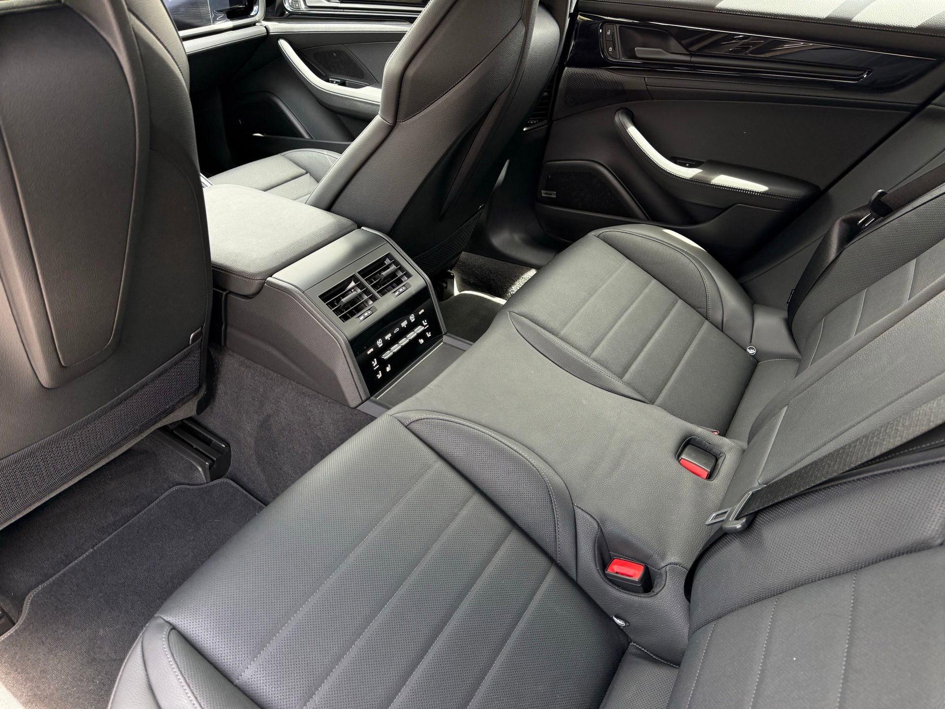Used 2026 Porsche Panamera image 28