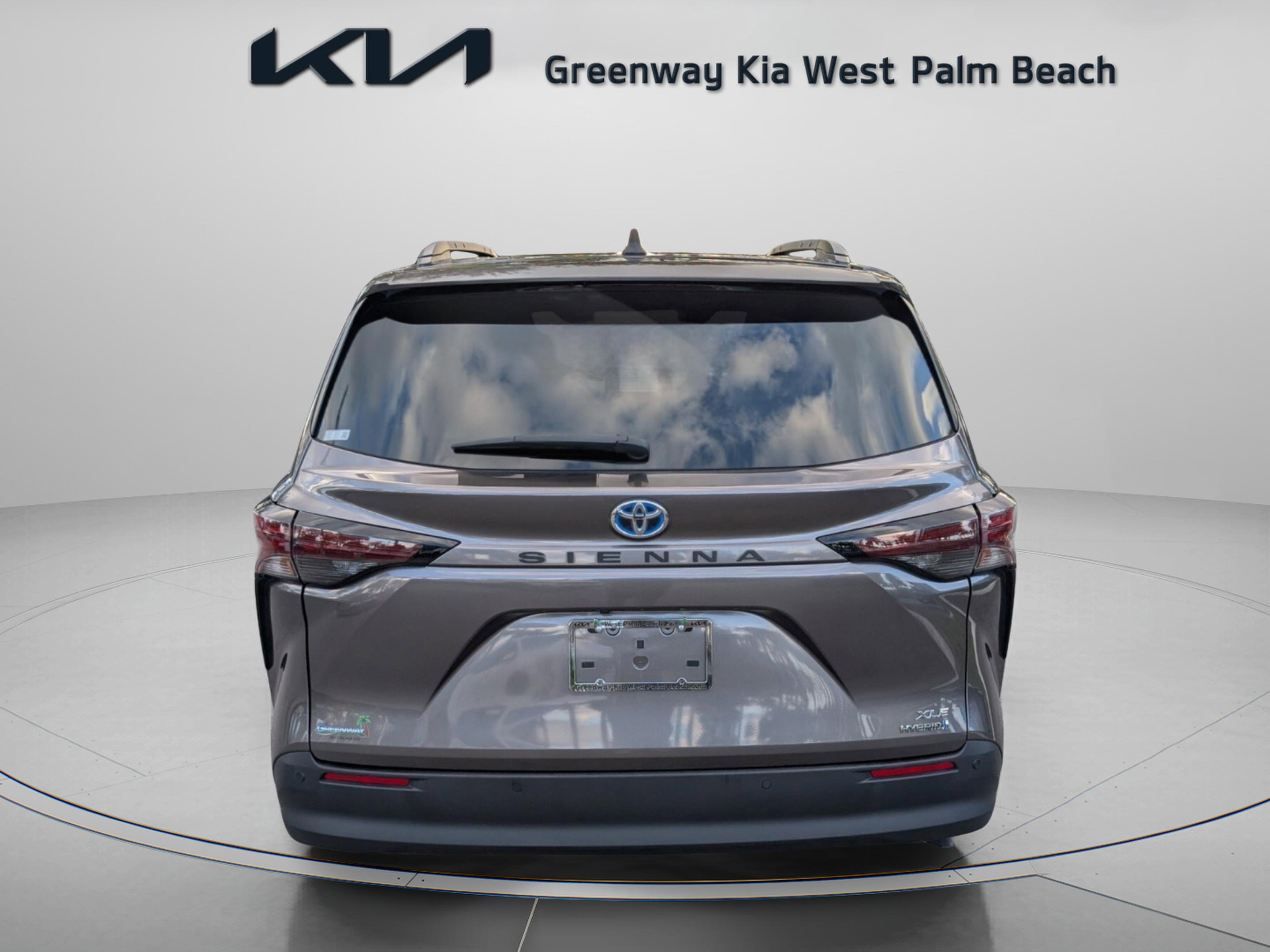 Used 2023 Toyota Sienna XLE image 7