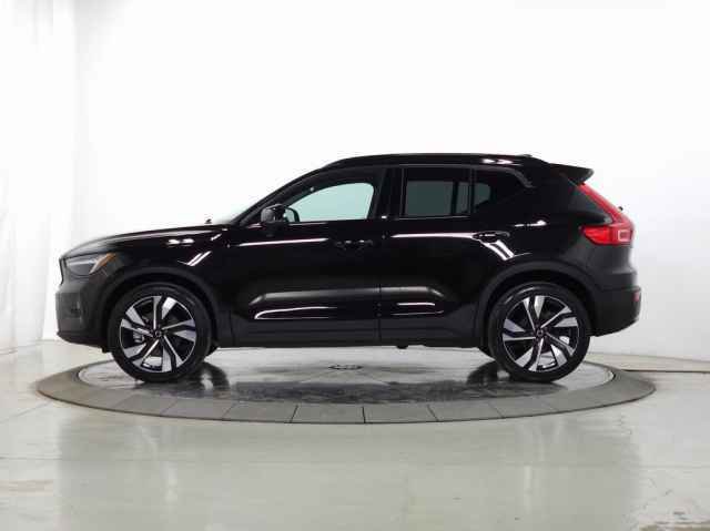 Certified 2024 Volvo XC40 B5 Plus w/ Climate Package AWD/4WD image 4