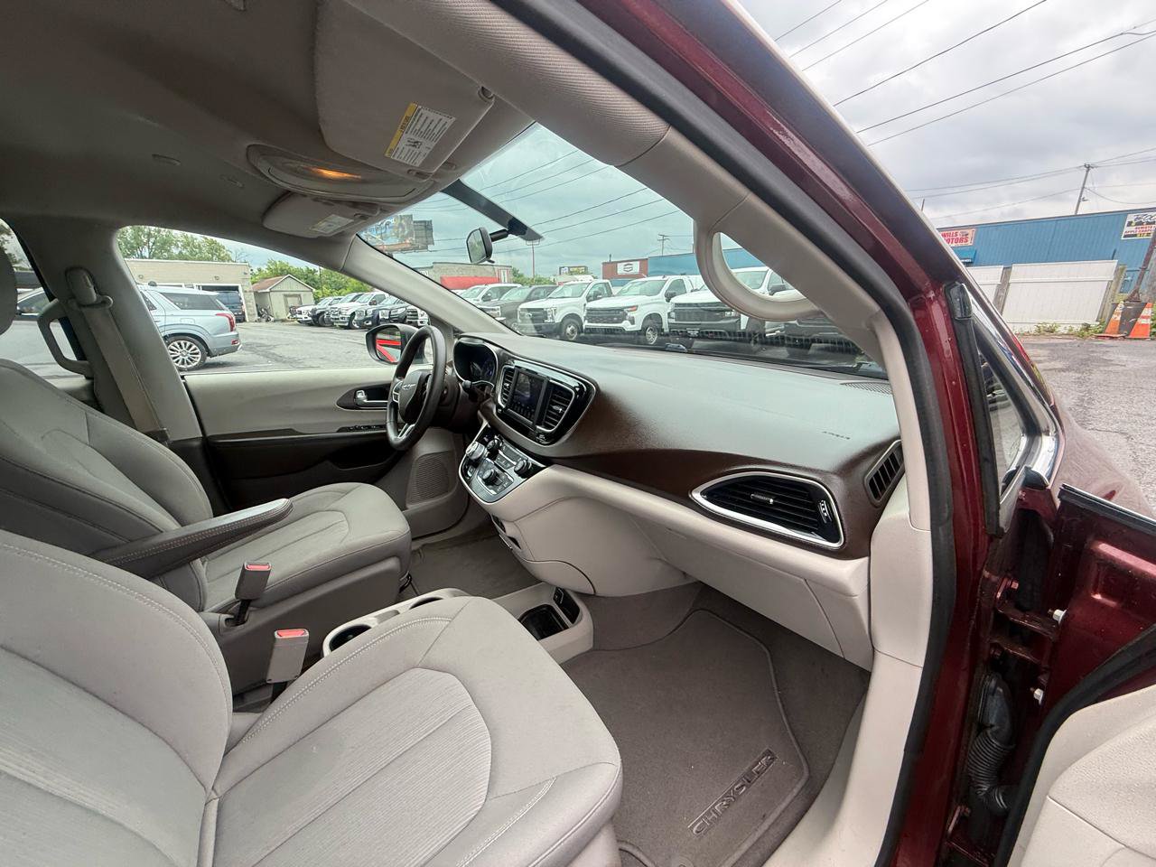 Used 2018 Chrysler Pacifica L FWD image 42