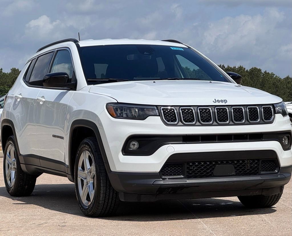 Used 2024 Jeep Compass Latitude image 8