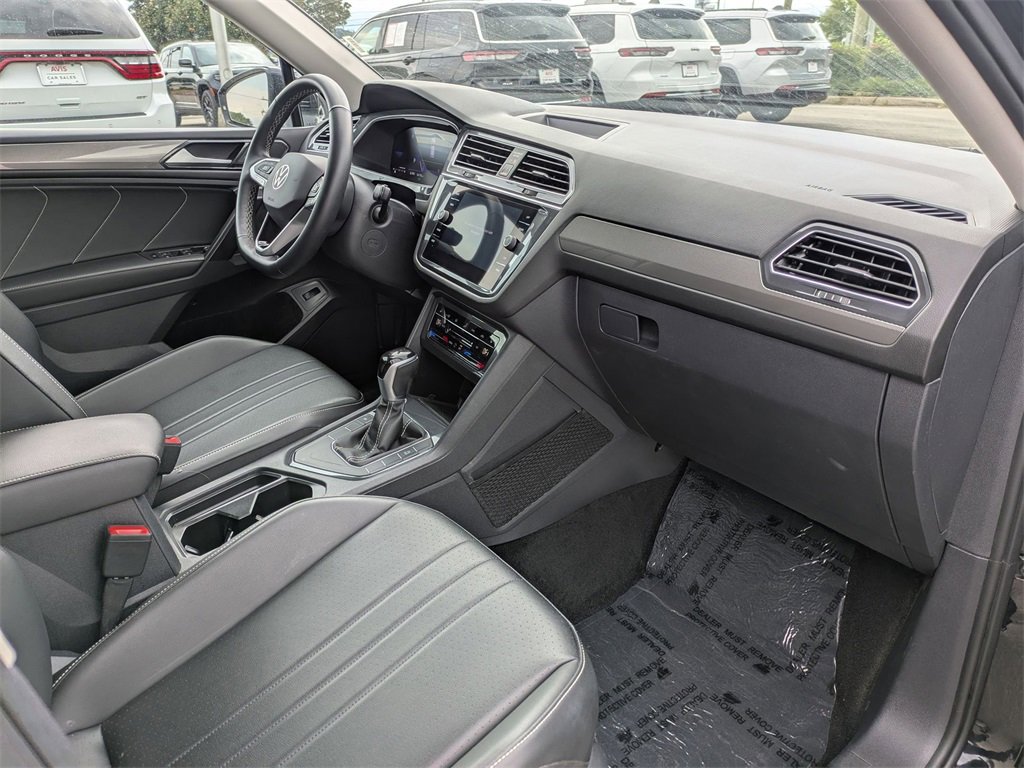 Used 2024 Volkswagen Tiguan SE image 30