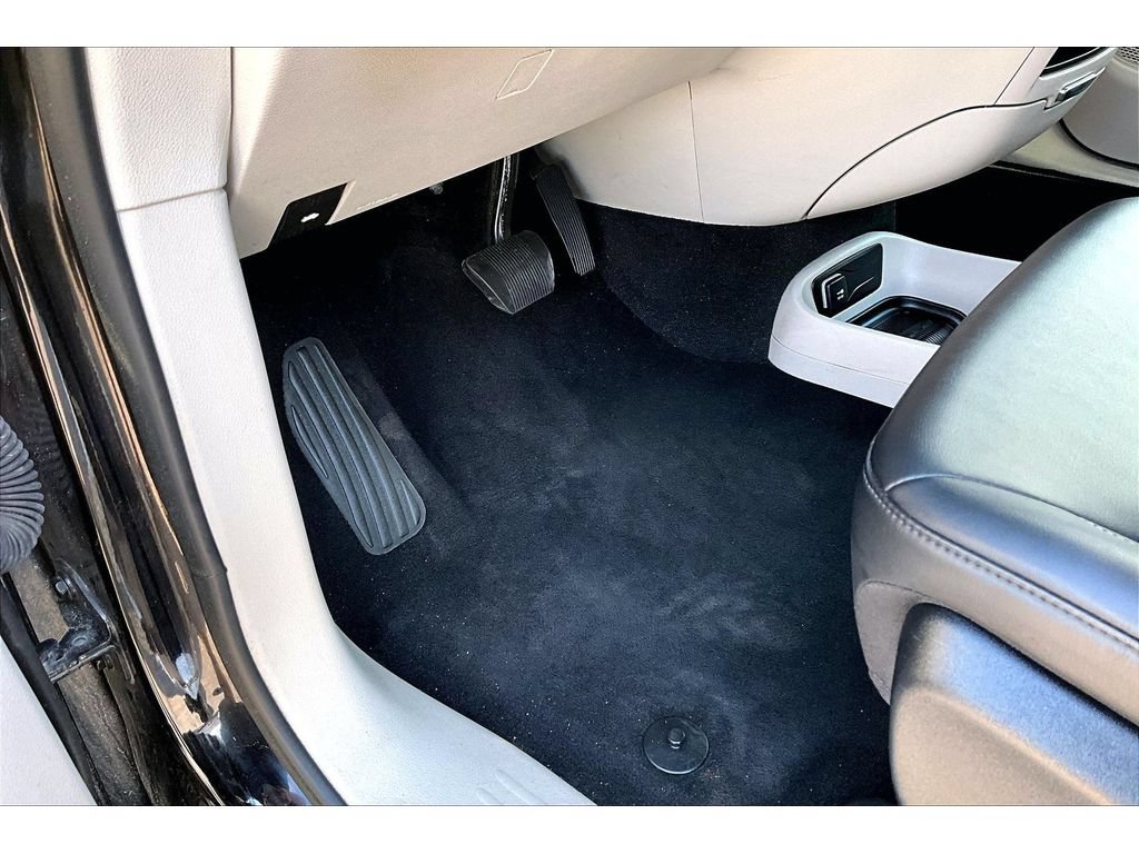 Used 2024 Chrysler Pacifica Touring-L FWD image 30