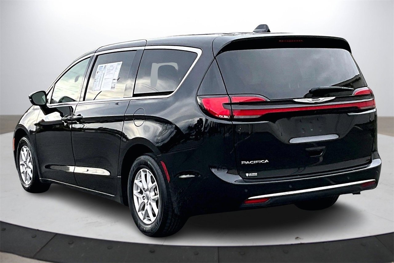 Certified 2024 Chrysler Pacifica Touring-L image 7
