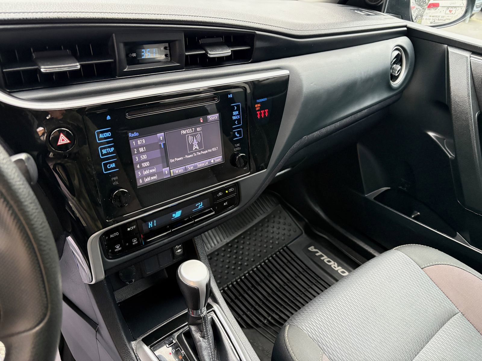 Used 2018 Toyota Corolla LE image 24