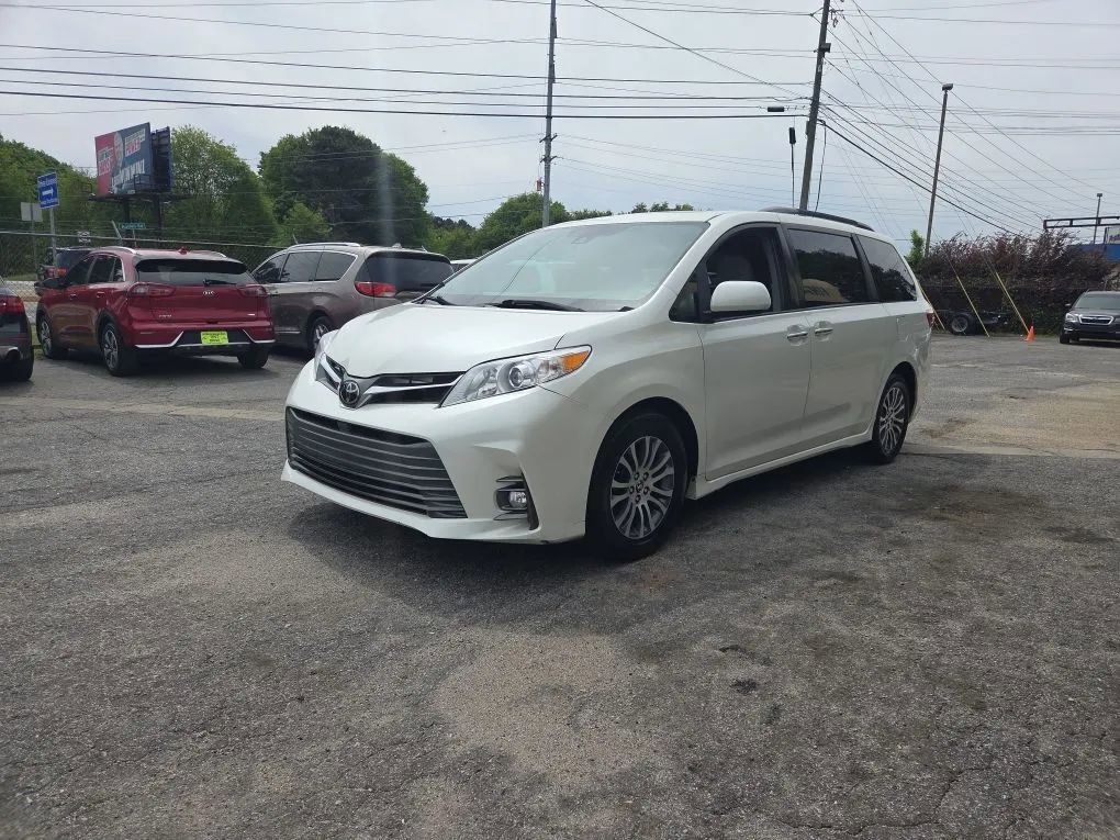 Used 2018 Toyota Sienna XLE w/ XLE Navigation Package image 3