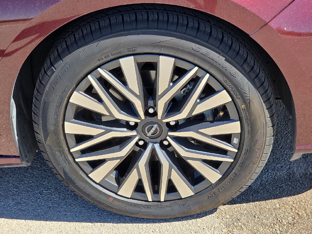 Used 2025 Nissan Altima 2.5 SV FWD image 10