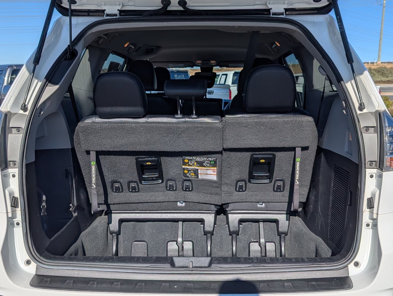 Used 2020 Toyota Sienna SE w/ Nightshade Edition FWD image 10