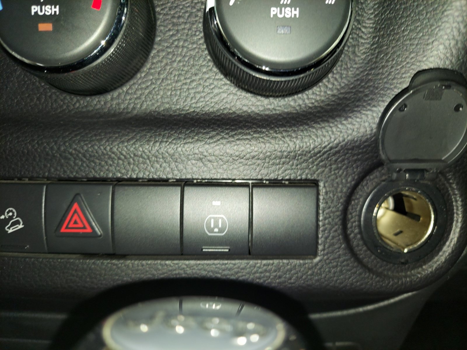 Used 2018 Jeep Wrangler Unlimited Rubicon w/ Connectivity Group AWD/4WD image 31
