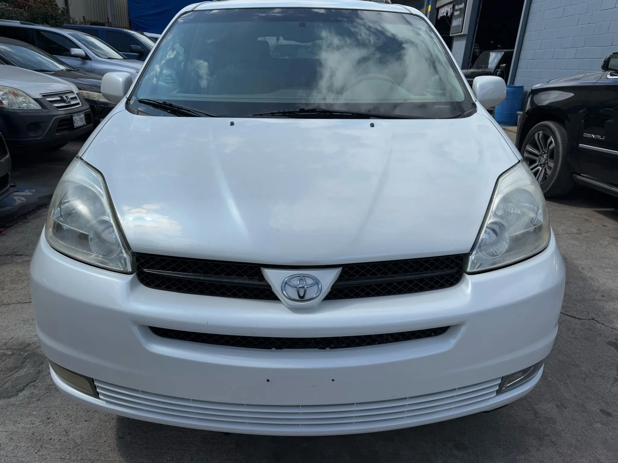 Used 2004 Toyota Sienna XLE Limited image 2