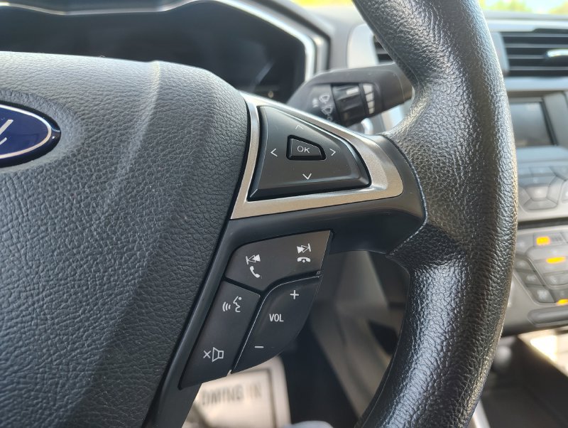 Used 2017 Ford Fusion SE FWD image 25