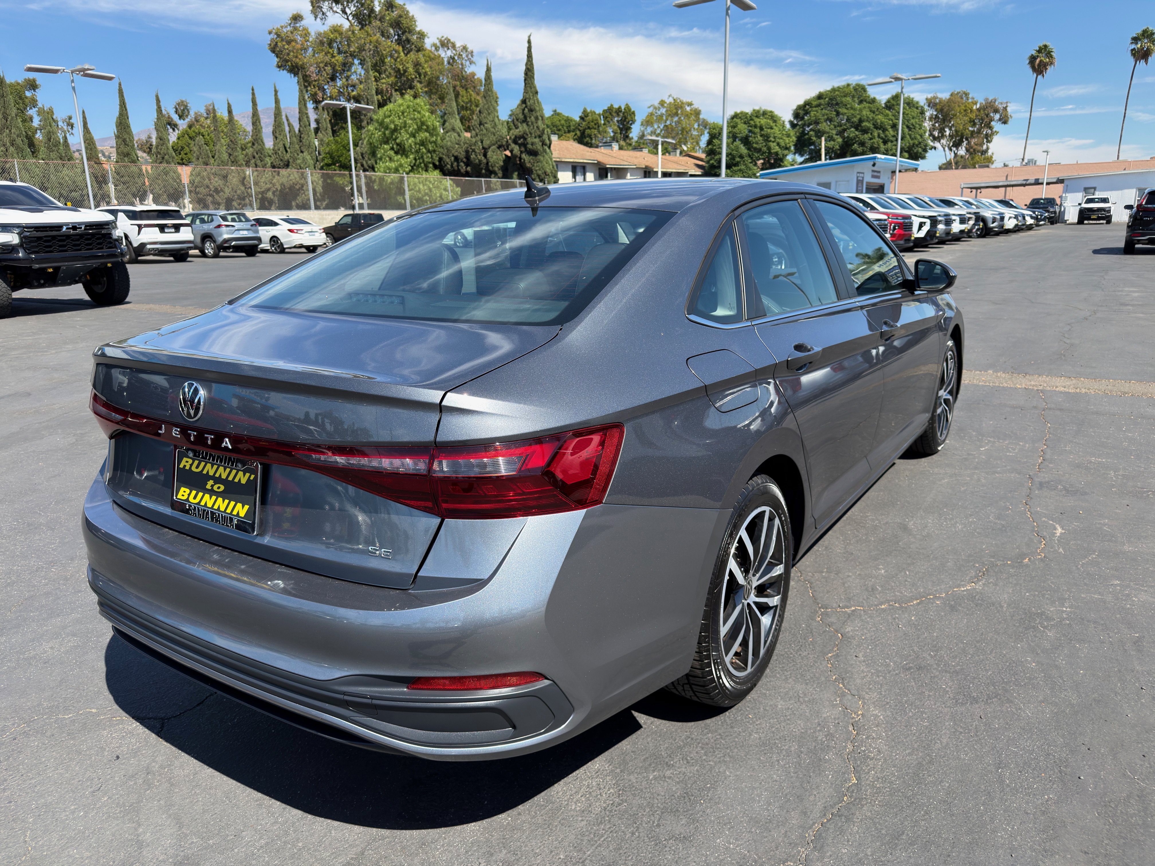 Used 2025 Volkswagen Jetta SE FWD image 8