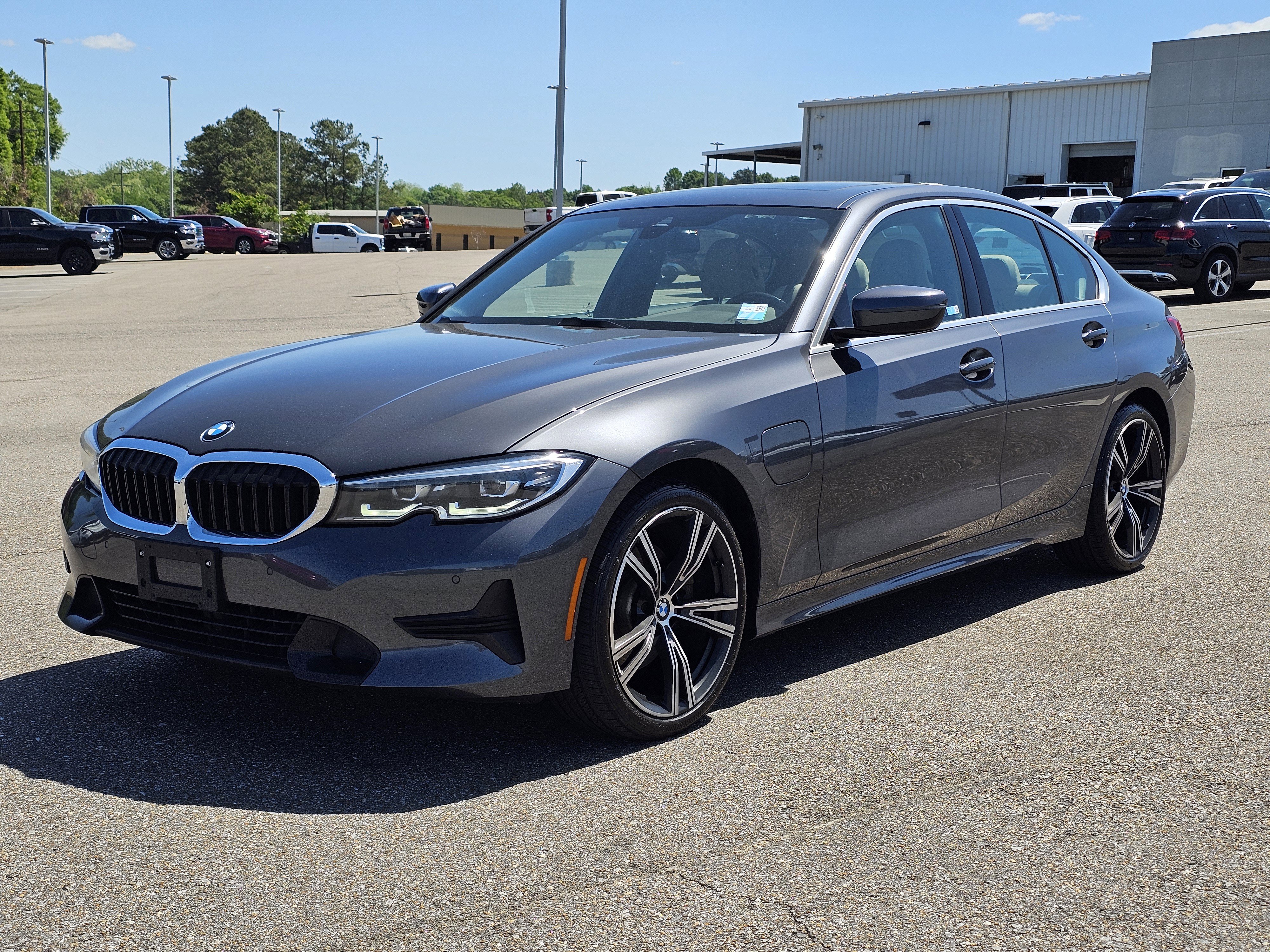 Used 2021 BMW 330e w/ Convenience Package image 1