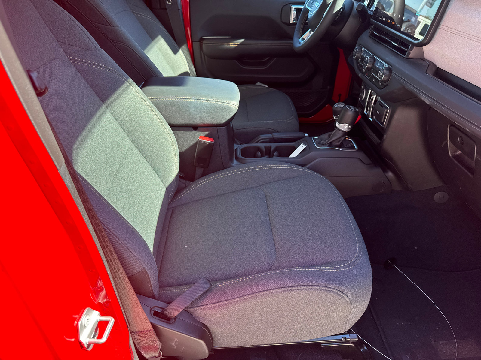 Used 2025 Jeep Wrangler Sahara image 13