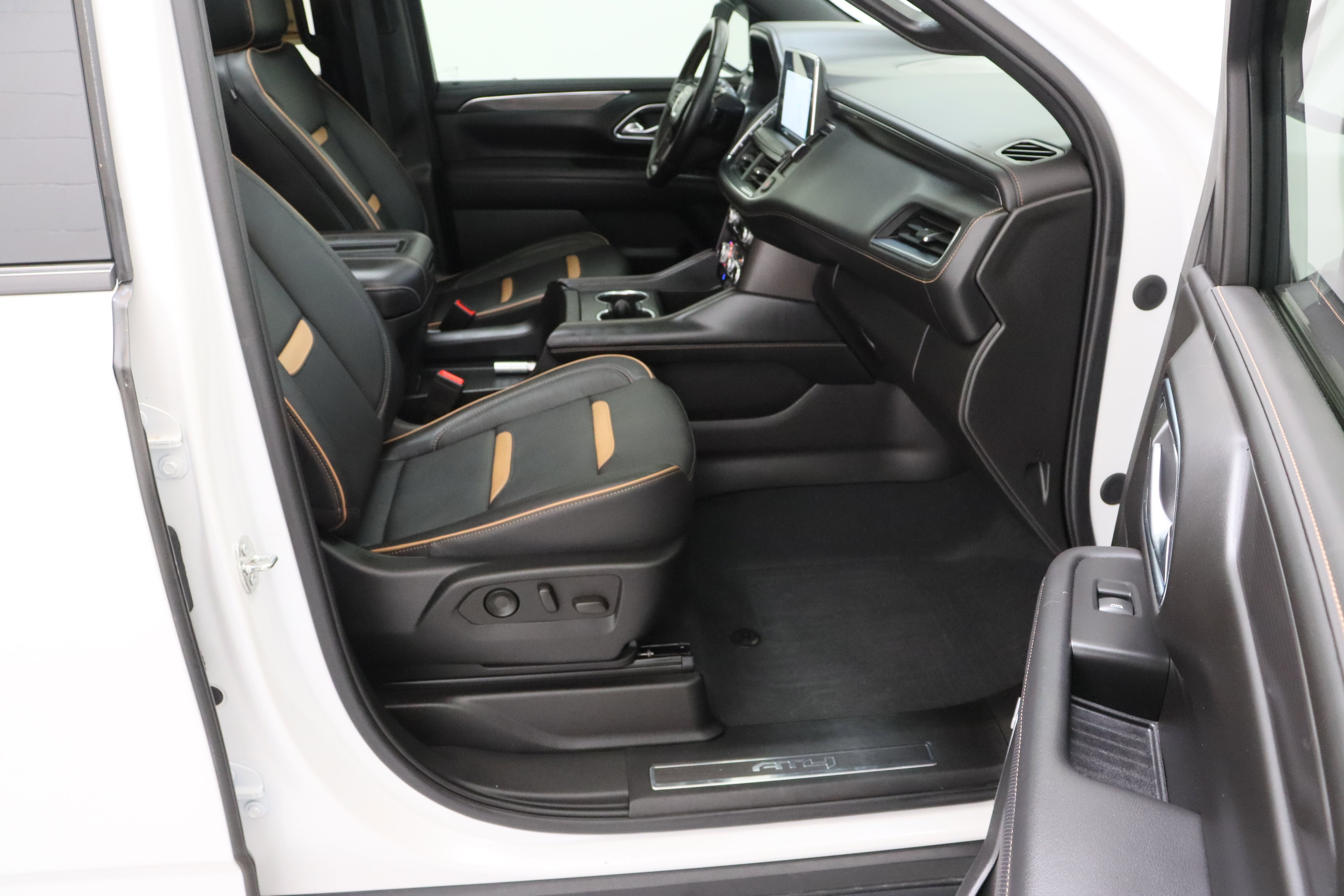 Used 2023 GMC Yukon XL AT4 w/ AT4 Premium Plus Package AWD/4WD image 44