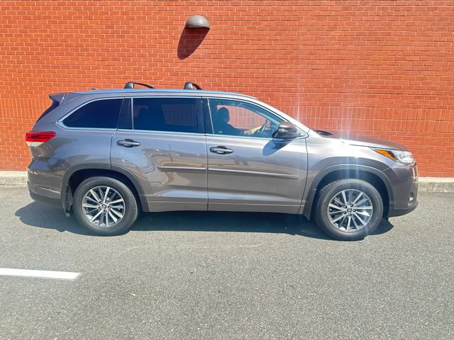 Used 2017 Toyota Highlander XLE AWD/4WD image 2
