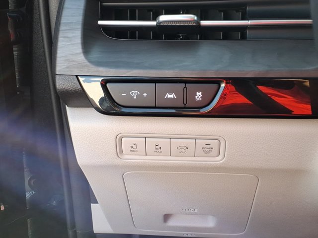 Used 2023 Kia Carnival EX FWD image 23