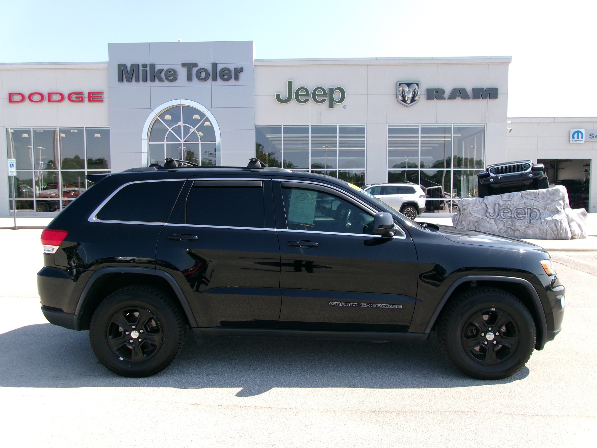 Used 2017 Jeep Grand Cherokee Laredo AWD/4WD image 4