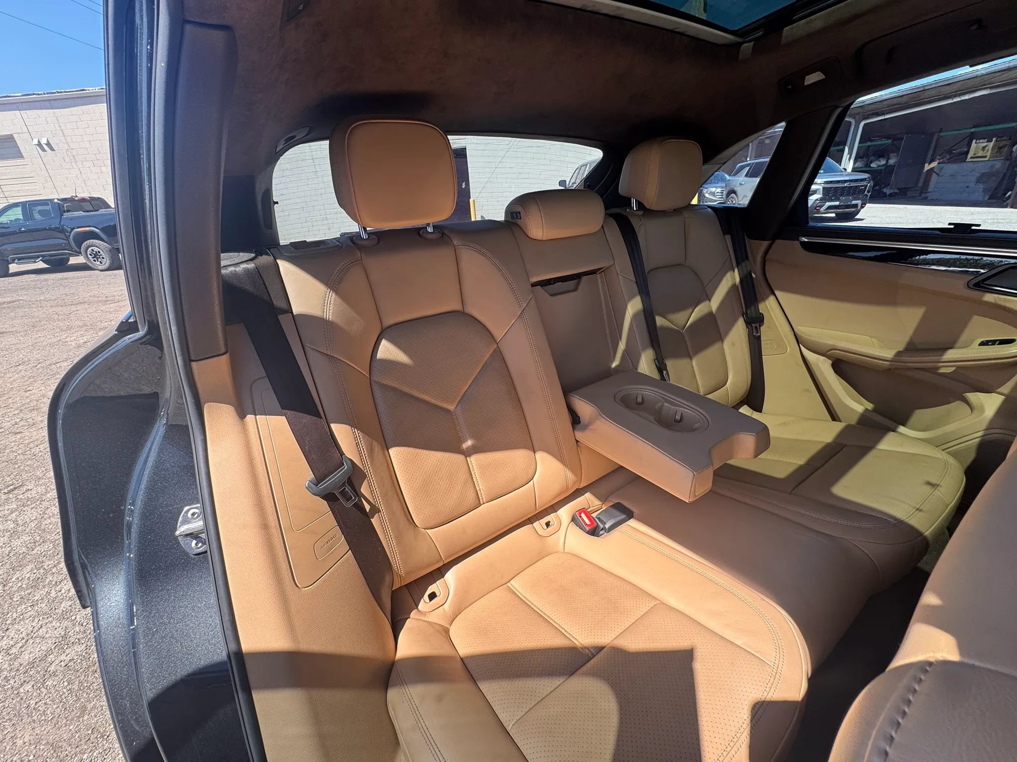 Used 2018 Porsche Macan Turbo AWD/4WD image 18