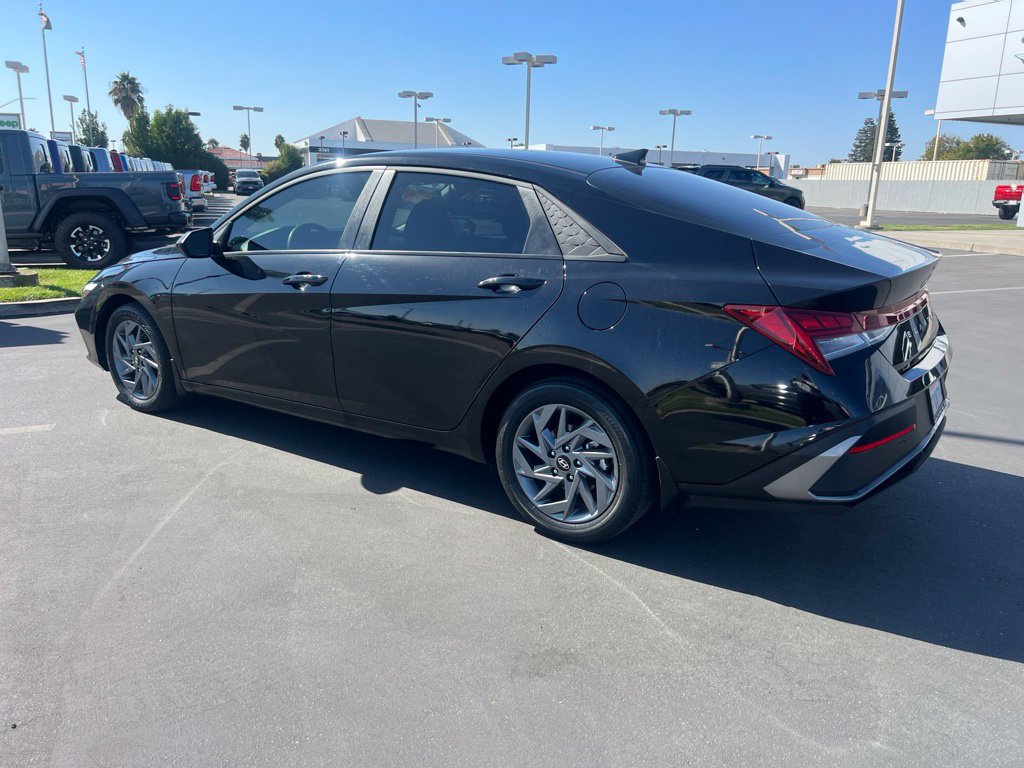 Used 2025 Hyundai Elantra Hybrid FWD image 54