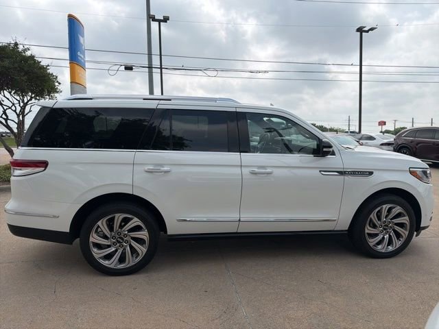 Used 2024 Lincoln Navigator Reserve AWD/4WD image 4