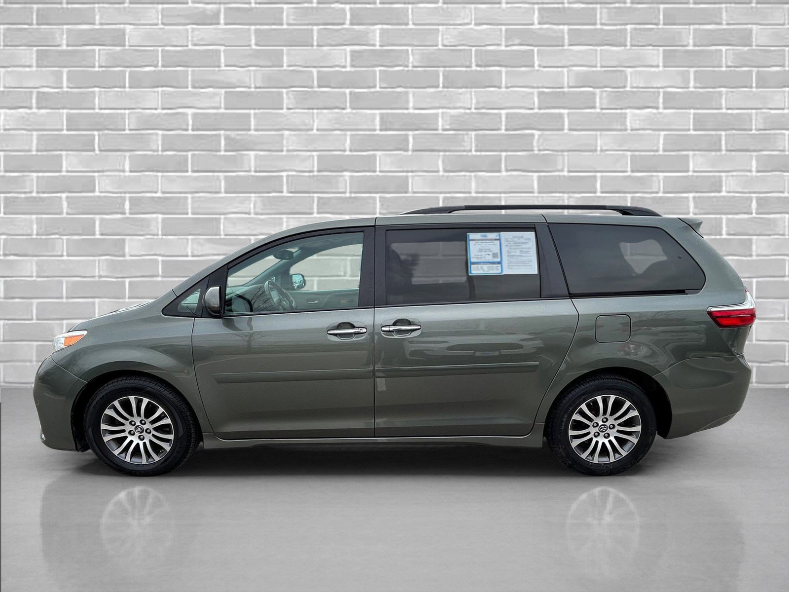 Used 2018 Toyota Sienna XLE w/ Carpet Mat Package image 2