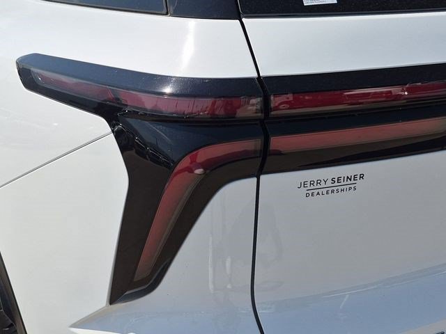 Used 2025 Chevrolet Traverse LT w/ Driver Confidence Package AWD/4WD image 12
