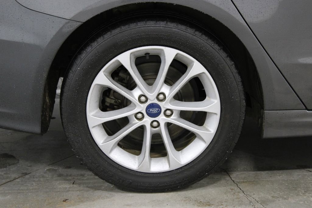 Used 2020 Ford Fusion SE image 12