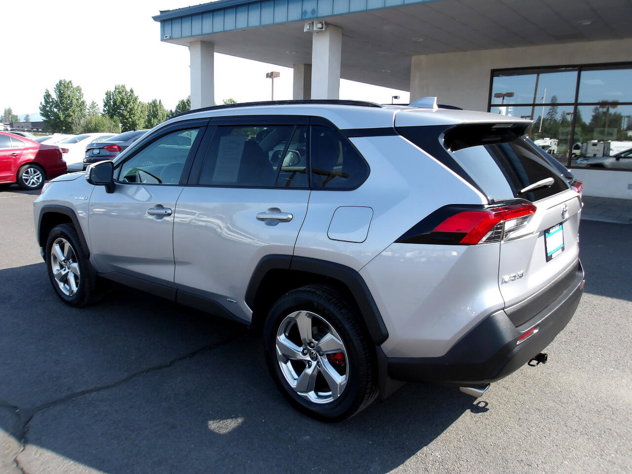 Used 2021 Toyota RAV4 XLE image 3