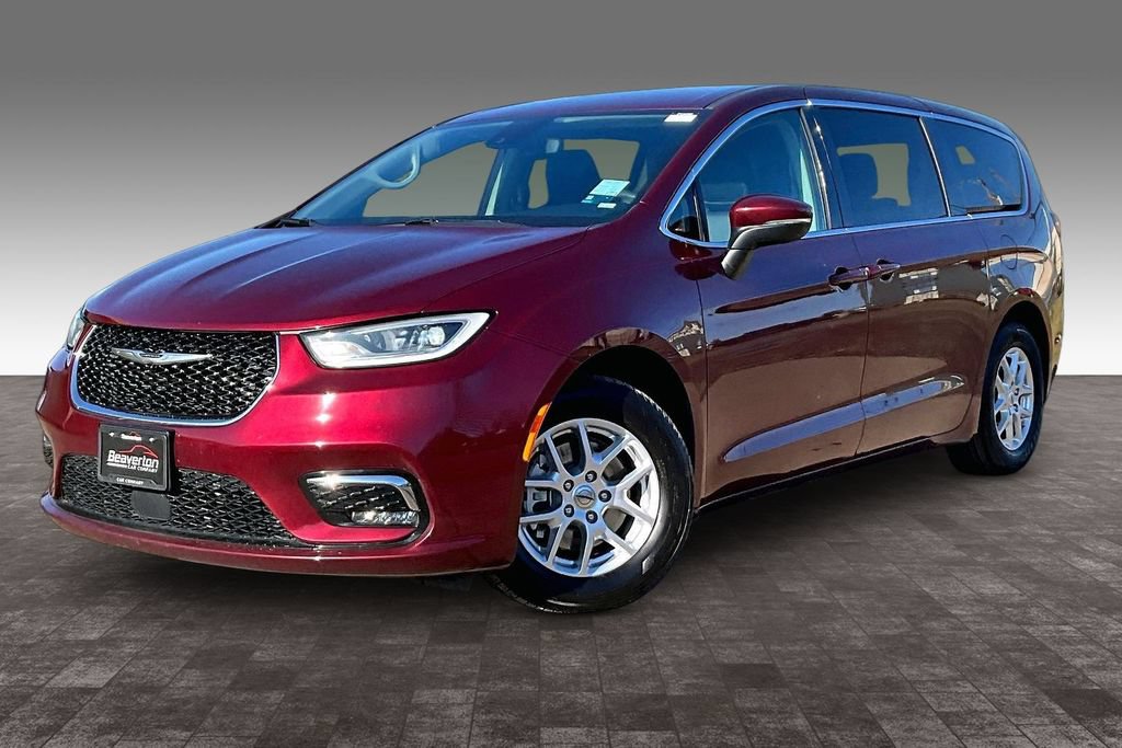 Used 2023 Chrysler Pacifica Touring-L FWD image 2