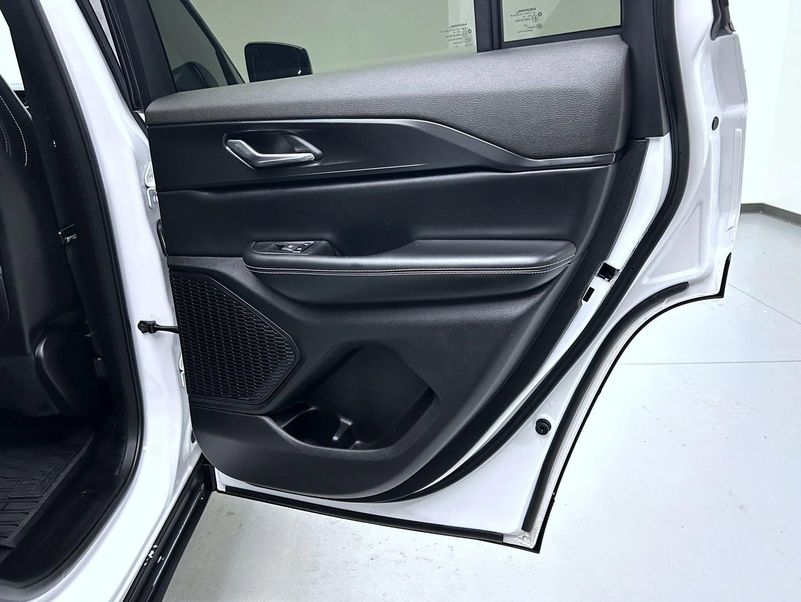 Used 2025 Jeep Grand Cherokee Altitude image 17