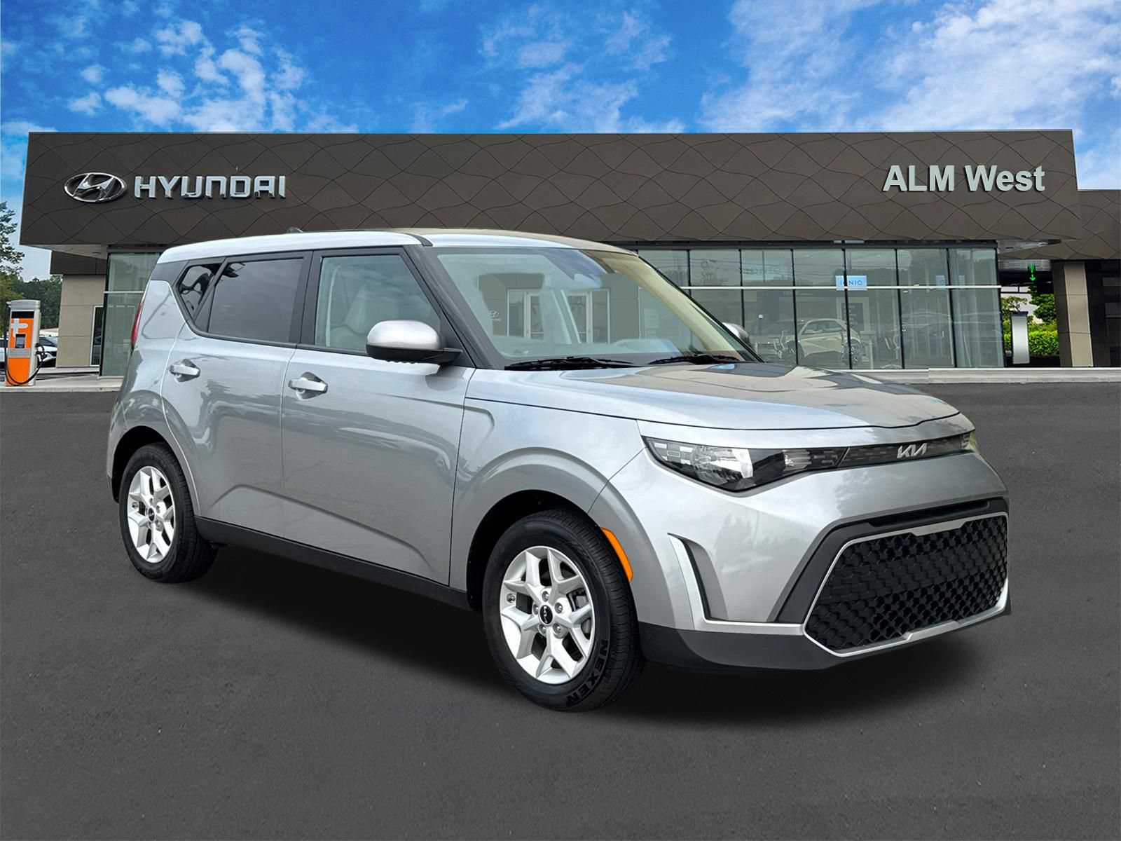 Used 2025 Kia Soul LX w/ LX Technology Package FWD image 3