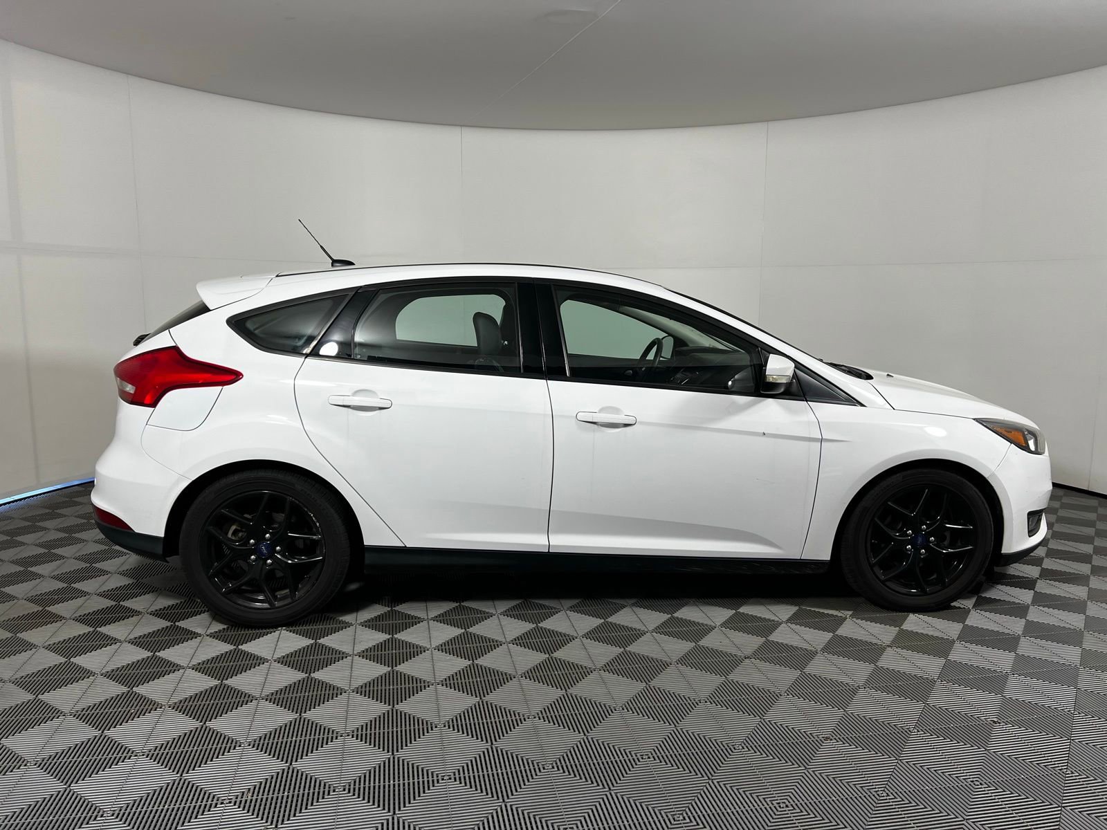 Used 2016 Ford Focus SE w/ Equipment Group 201A image 4