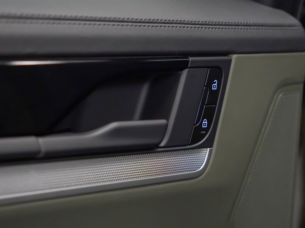 Used 2025 Porsche Cayenne E-Hybrid w/ Premium Package image 15