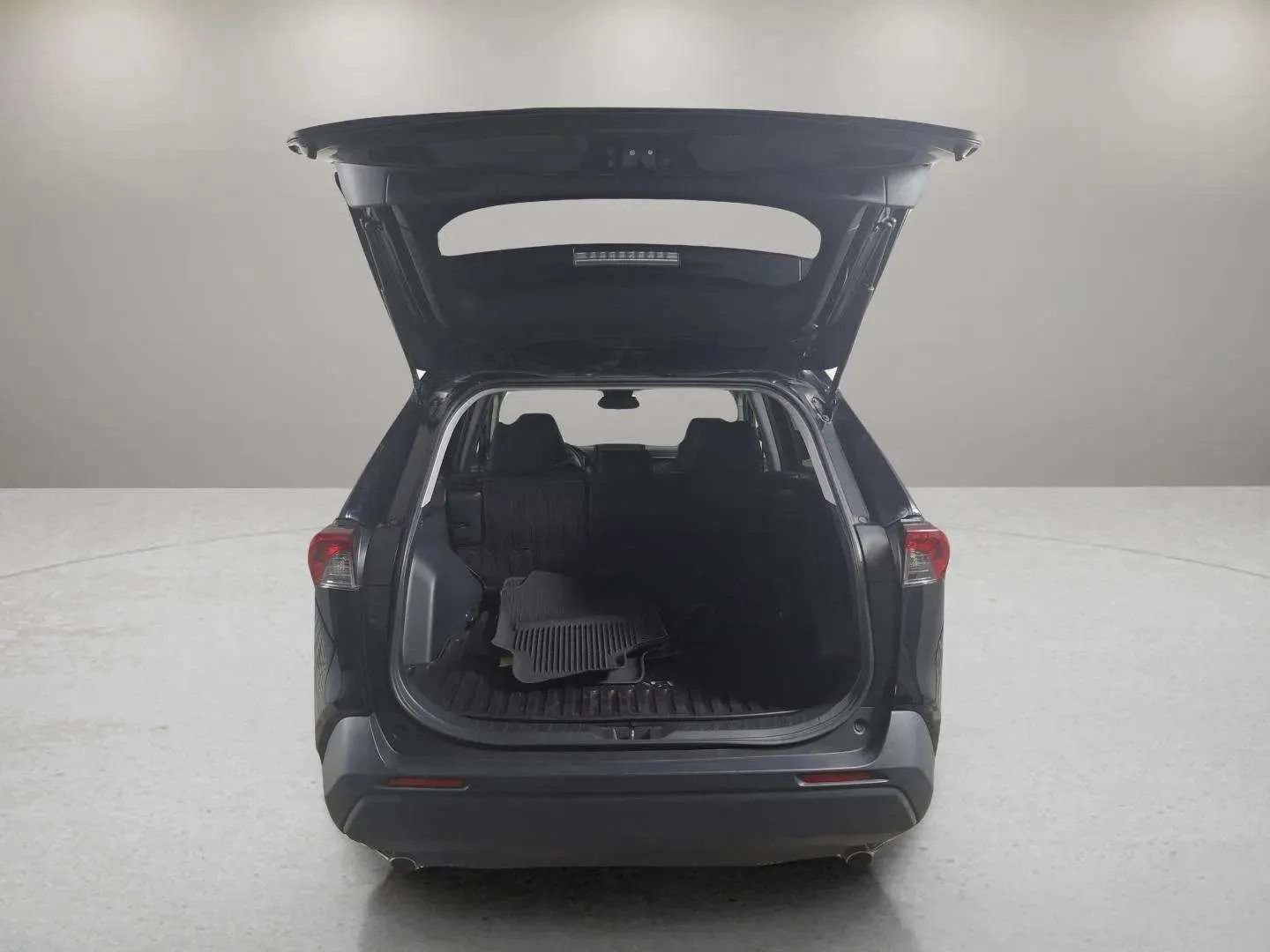 Used 2021 Toyota RAV4 LE image 8