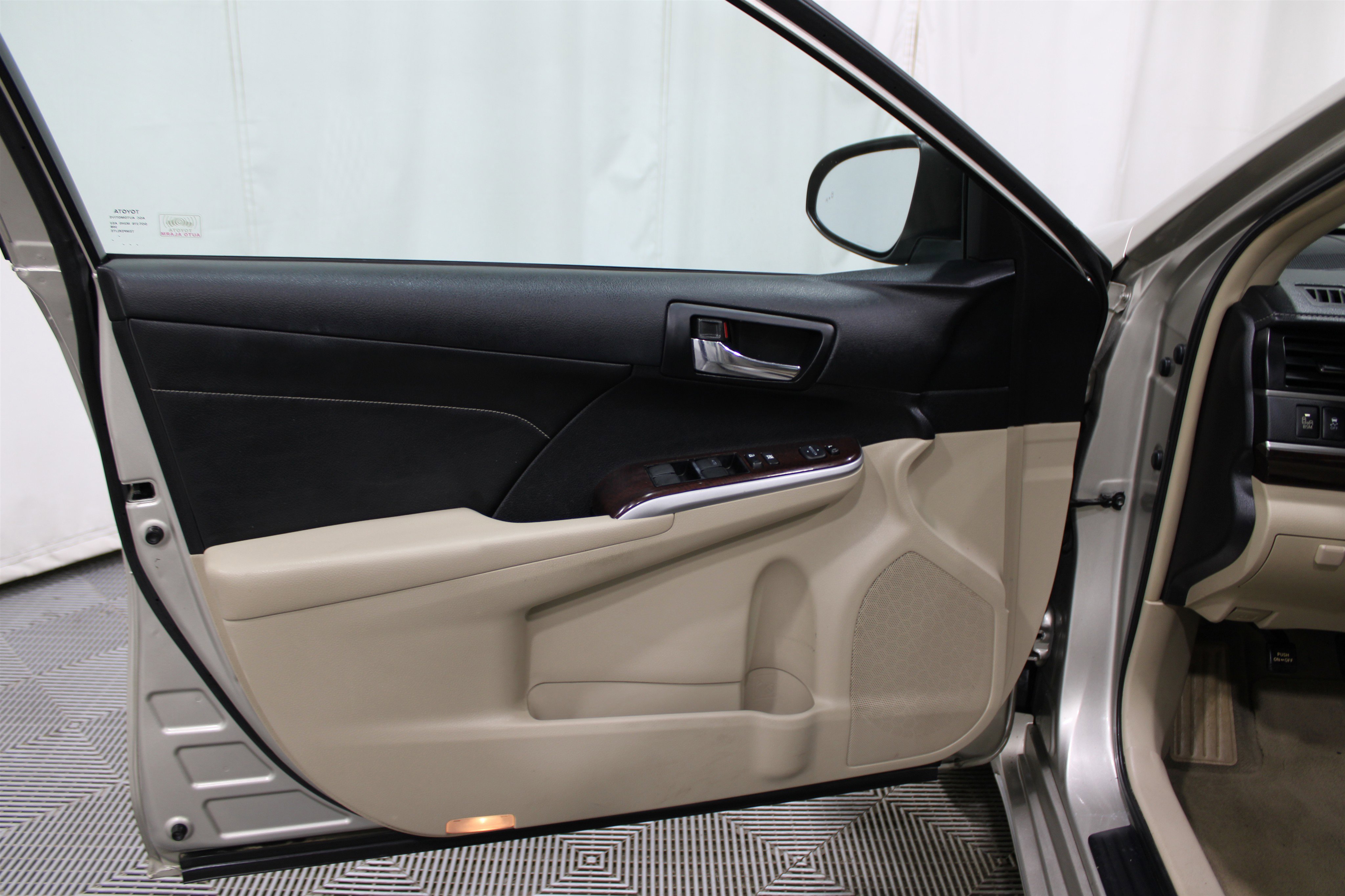 Used 2014 Toyota Camry SE image 4