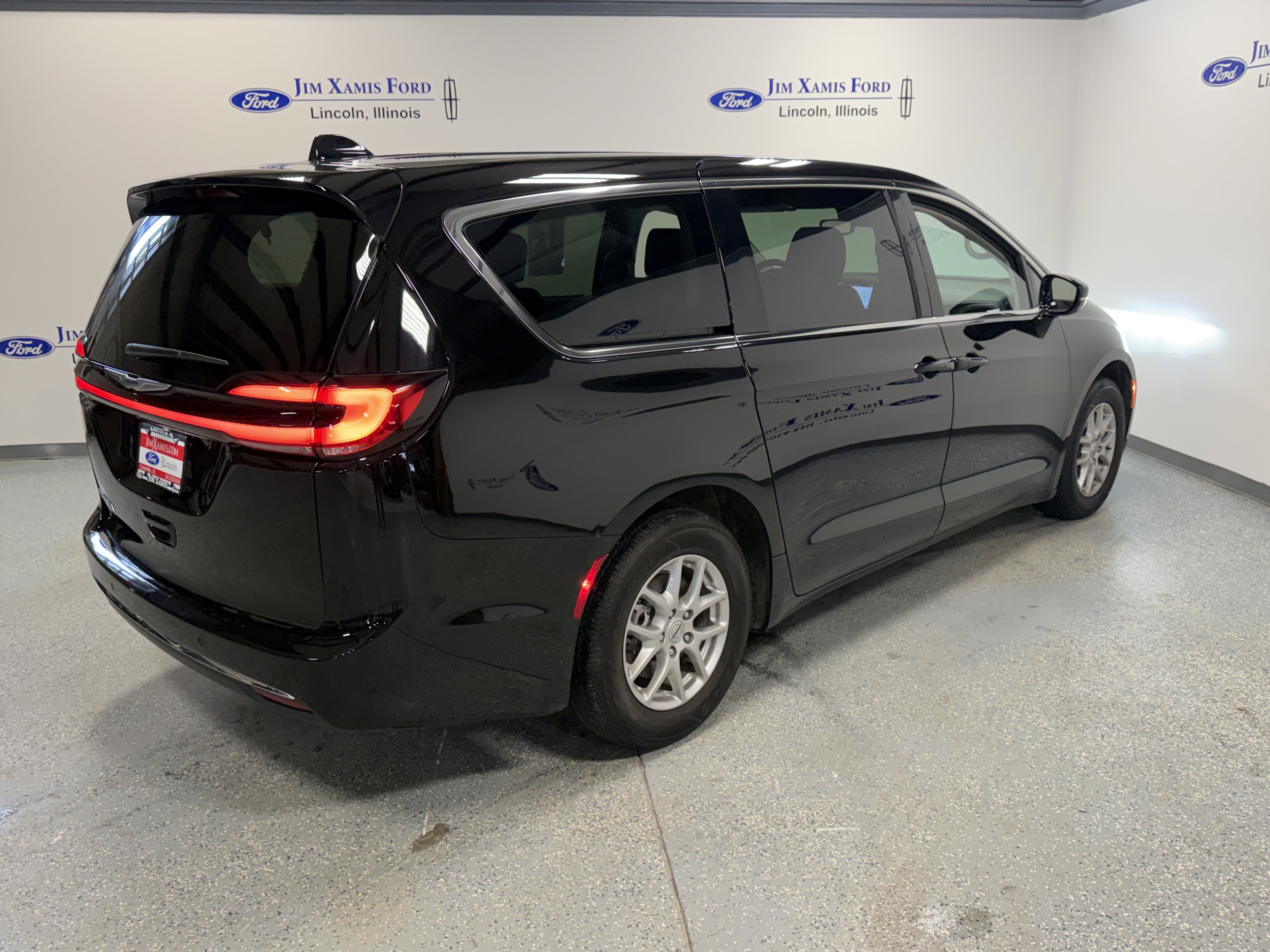 Used 2024 Chrysler Pacifica Touring-L image 35