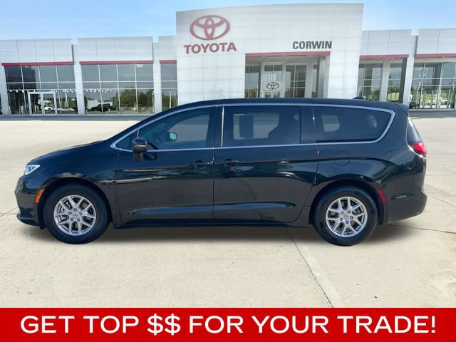 Used 2023 Chrysler Pacifica Touring-L FWD image 2