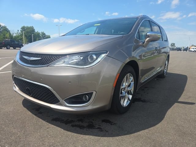 Used 2018 Chrysler Pacifica Limited w/ Advanced Safetytec Group FWD image 2